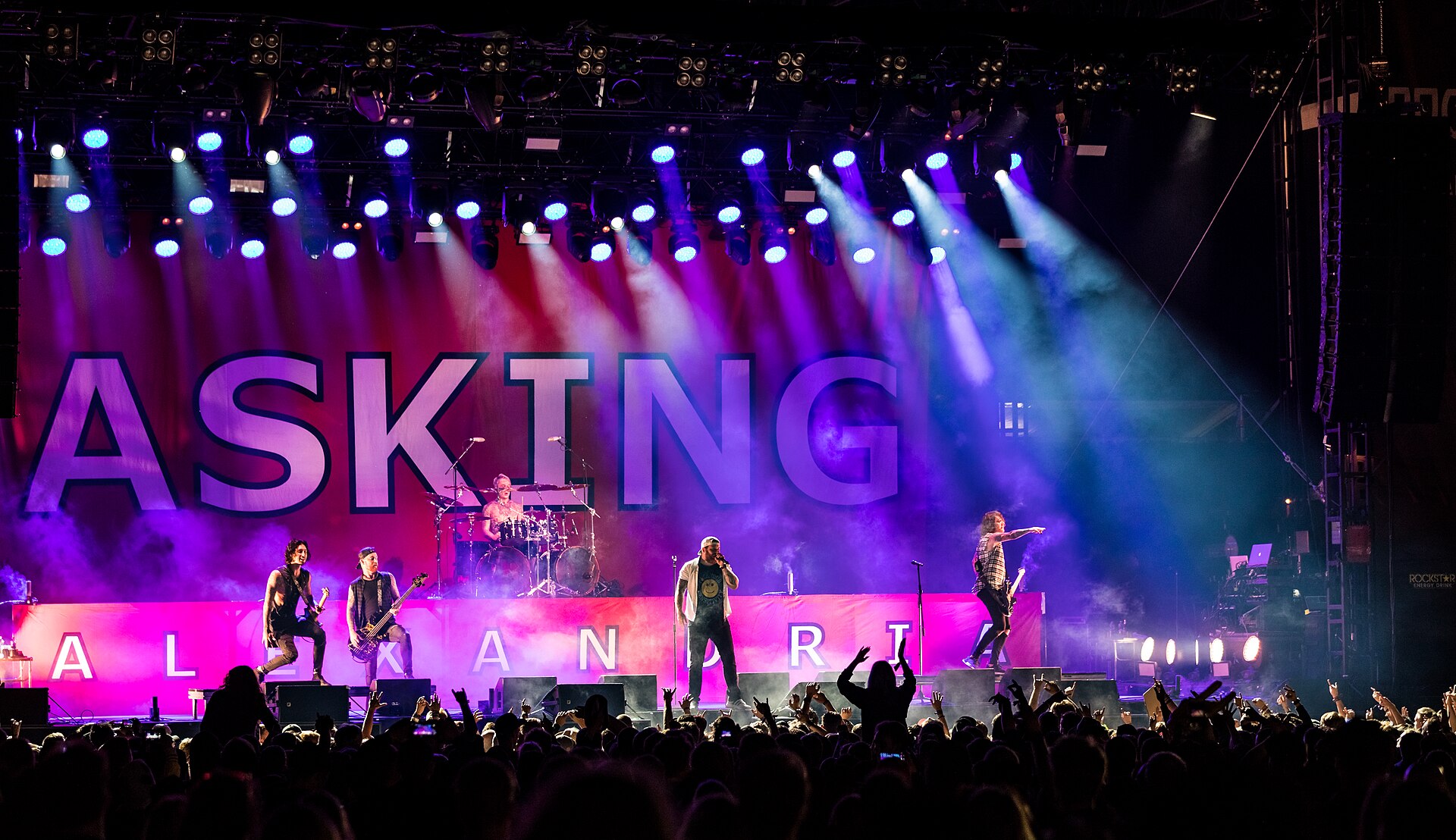 Imagem de referência de Asking Alexandria, descrito nos dados abertos como banda de rock britânica